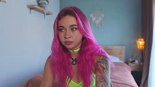 Snapshot of Sarah_Pink chatting on 4, 12, 2025 Sarah Pink online show from 4, 12, 2025