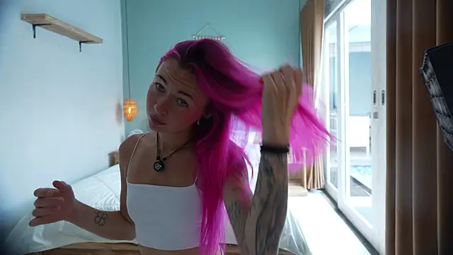 Snapshot of Sarah_Pink chatting on 6, 10, 2025 Sarah Pink online show from 6, 10, 2025