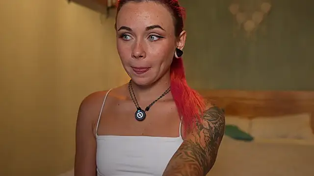 Snapshot of Sarah_Pink chatting on 15, 11, 2025 Sarah Pink online show from 15, 11, 2025