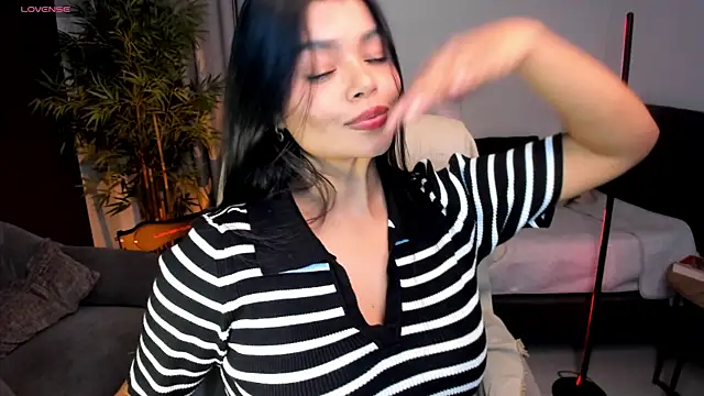 Snapshot of moonhelen chatting on 15, 6, 2026 moonhelen online show from 15, 6, 2026