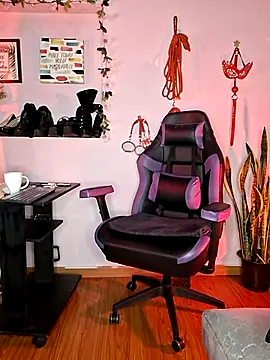 kenia thompsom01 online show from 4, 4, 2026