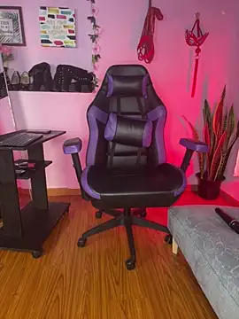 kenia thompsom01 online show from 14, 4, 2026