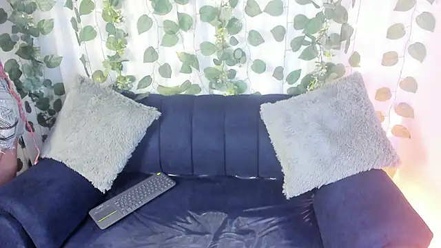 chloe petite2 online show from 13, 4, 2026