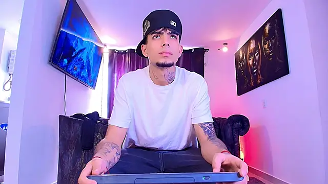 Snapshot of miguel_aguirre_ chatting on 2, 2, 2026 miguel aguirre online show from 2, 2, 2026