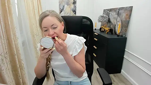 Snapshot of CharlotteKerti chatting on 28, 5, 2026 CharlotteKerti online show from 28, 5, 2026