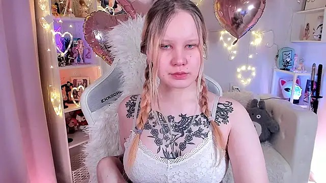 Snapshot of AnnieVibe chatting on 5, 2, 2026 AnnieVibe online show from 5, 2, 2026