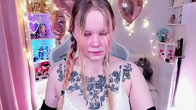 Snapshot of AnnieVibe chatting on 14, 2, 2026 AnnieVibe online show from 14, 2, 2026