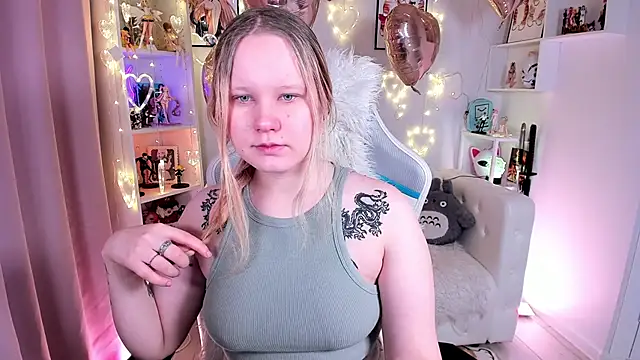 Snapshot of AnnieVibe chatting on 6, 2, 2026 AnnieVibe online show from 6, 2, 2026