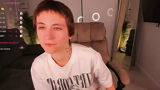 Snapshot of AutumnWhisper chatting on 4, 2, 2026 AutumnWhisper online show from 4, 2, 2026