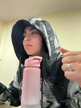 Sara Fernandez  online show from 11, 3, 2026