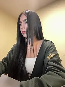 Sara Fernandez  online show from 7, 4, 2026