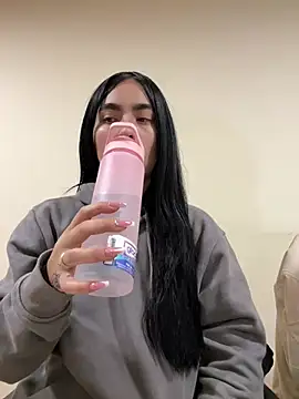 Sara Fernandez  online show from 13, 3, 2026