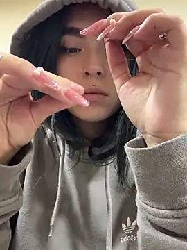 Sara Fernandez  online show from 6, 3, 2026