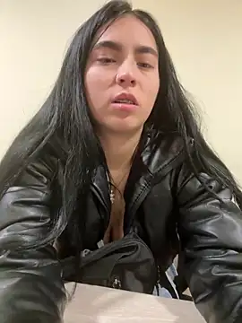 Sara Fernandez  online show from 4, 3, 2026