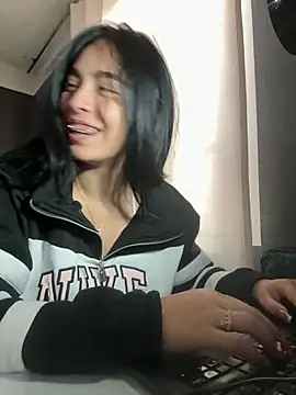 Sara Fernandez  online show from 4, 2, 2026