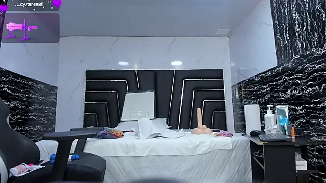 Ladyy Scarlett online show from 9, 5, 2026