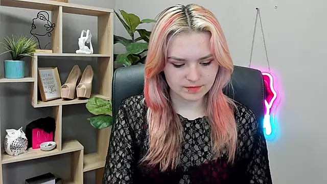 Snapshot of SweetLilyxo chatting on 4, 7, 2026 SweetLilyxo online show from 4, 7, 2026