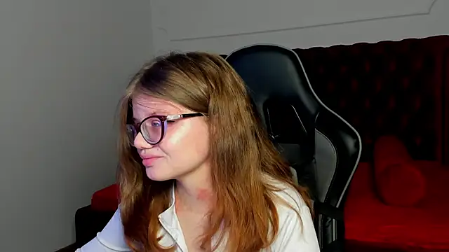 ChloeHalses online show from 12, 4, 2026