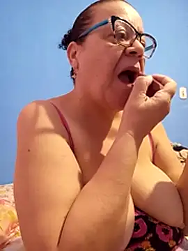 Snapshot of Luach chatting on 5, 4, 2026 Luach online show from 5, 4, 2026