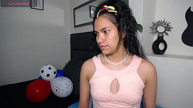 Snapshot of Julieta_Parker chatting on 19, 6, 2026 Julieta Parker online show from 19, 6, 2026