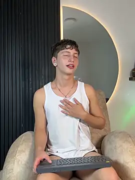 Snapshot of ARON_LUXX chatting on 4, 2, 2026 ARON LUXX online show from 4, 2, 2026