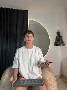 Snapshot of ARON_LUXX chatting on 7, 2, 2026 ARON LUXX online show from 7, 2, 2026