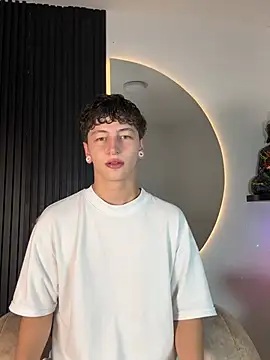 Snapshot of ARON_LUXX chatting on 9, 2, 2026 ARON LUXX online show from 9, 2, 2026