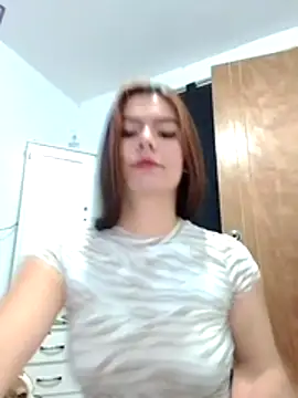 Snapshot of EmiNavarro chatting on 4, 7, 2026 EmiNavarro online show from 4, 7, 2026
