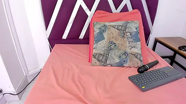 ninameduxx online show from 9, 4, 2026