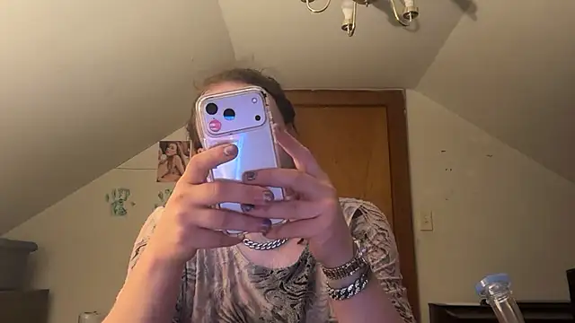 Snapshot of RaeganV chatting on 6, 3, 2026 RaeganV online show from 6, 3, 2026