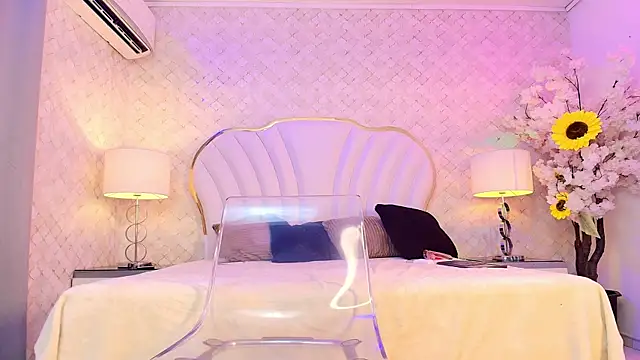 YazminJenner online show from 7, 7, 2026