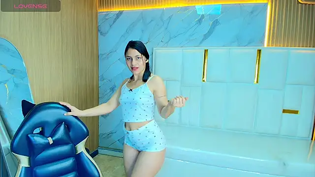 Snapshot of rox_luxury_tf chatting on 30, 4, 2026 rox luxury tf online show from 30, 4, 2026