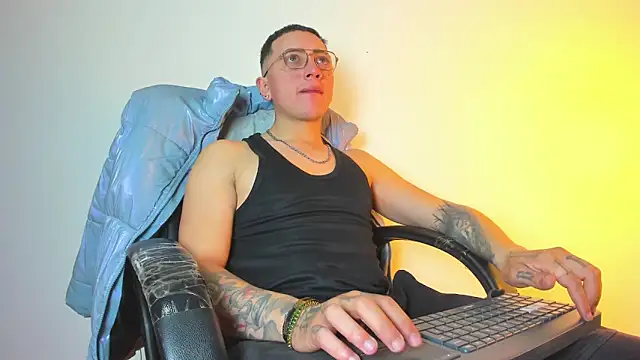 Snapshot of Emmanuel_Lust chatting on 5, 2, 2026 Emmanuel Lust online show from 5, 2, 2026