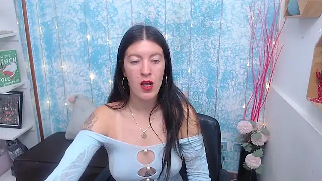 HannaOwen  online show from 6, 4, 2026