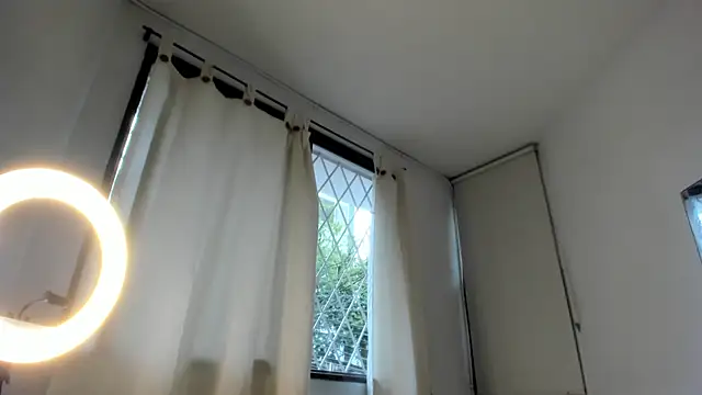 KimSantos online show from 8, 2, 2026