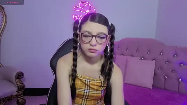 MAHYRA TAY online show from 13, 4, 2026