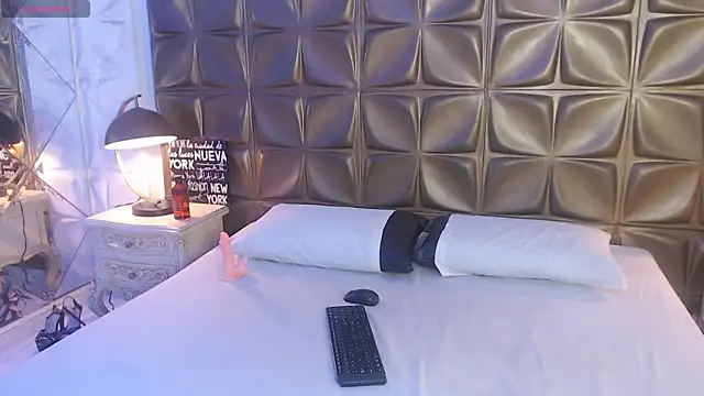 Snapshot of LunaJohns chatting on 5, 3, 2026 LunaJohns online show from 5, 3, 2026