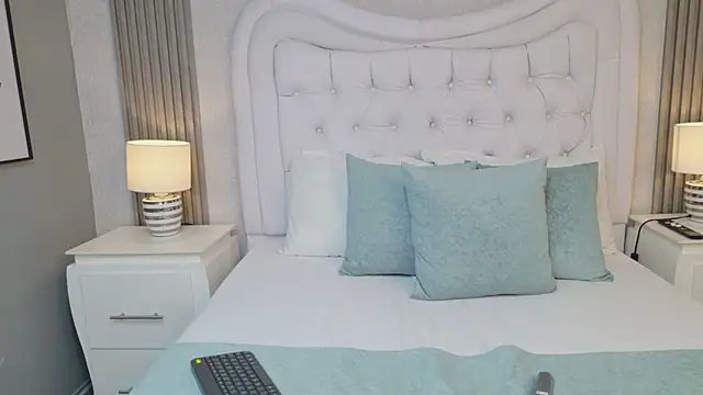 Snapshot of LaurenHazell chatting on 14, 2, 2026 LaurenHazell online show from 14, 2, 2026