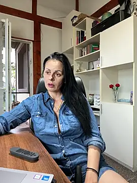 Snapshot of MiriamDelyn chatting on 31, 5, 2026 MiriamDelyn online show from 31, 5, 2026
