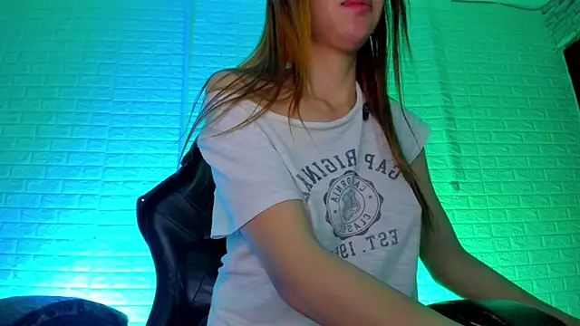 Snapshot of Sara_Love_1 chatting on 20, 5, 2026 Sara Love 1 online show from 20, 5, 2026
