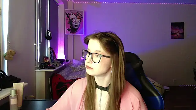 LunaXcherry online show from 7, 4, 2026