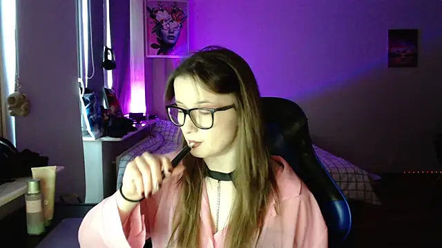 LunaXcherry online show from 9, 4, 2026