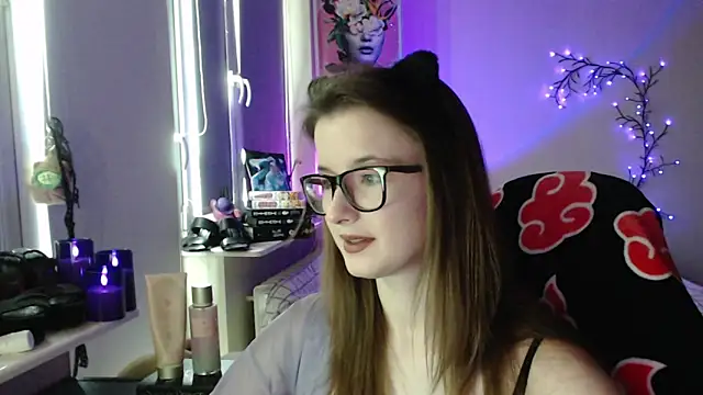 Snapshot of LunaXcherry chatting on 7, 5, 2026 LunaXcherry online show from 7, 5, 2026