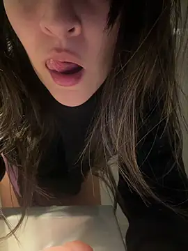 Snapshot of justinahallo chatting on 11, 7, 2026 justinahallo online show from 11, 7, 2026