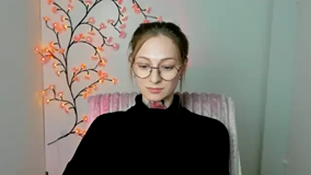 Esmi Winter online show from 7, 4, 2026