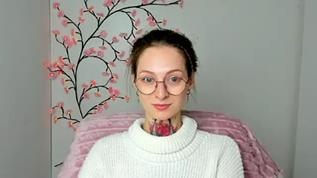 Esmi Winter online show from 11, 4, 2026