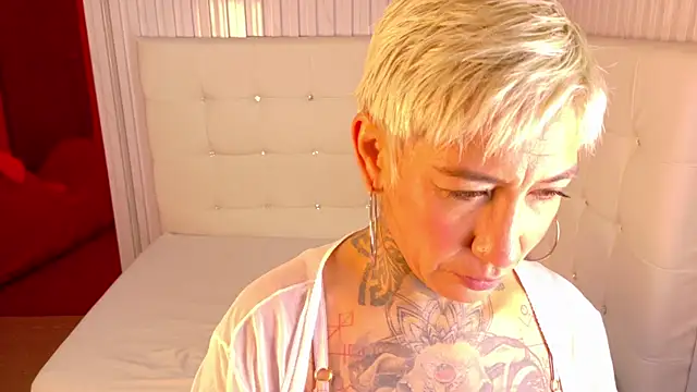 Everlyn sexx online show from 31, 3, 2026