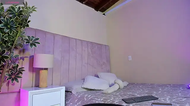 Snapshot of Ashley_Beaomunt chatting on 1, 4, 2026 Ashley Beaomunt online show from 1, 4, 2026