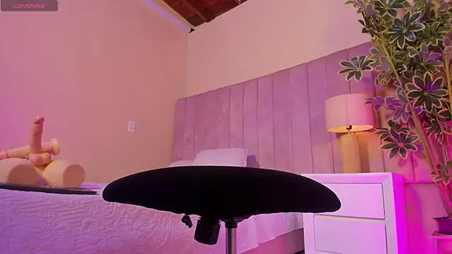 Snapshot of Ashley_Beaomunt chatting on 15, 4, 2026 Ashley Beaomunt online show from 15, 4, 2026