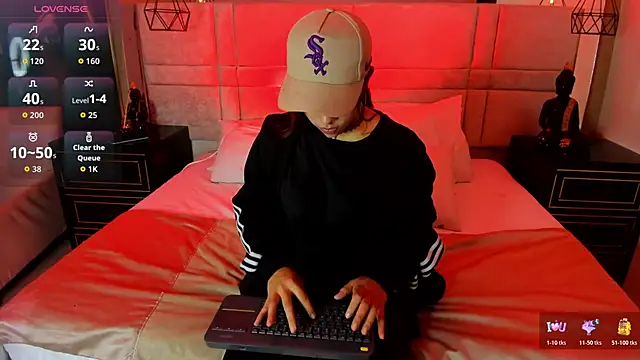 Snapshot of CloheBell chatting on 8, 5, 2026 CloheBell online show from 8, 5, 2026